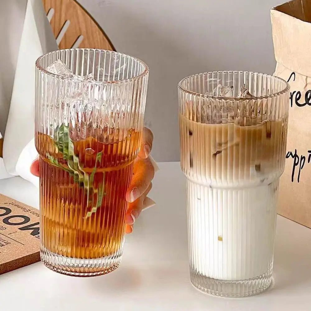 Tasse en verre à rayures verticales
