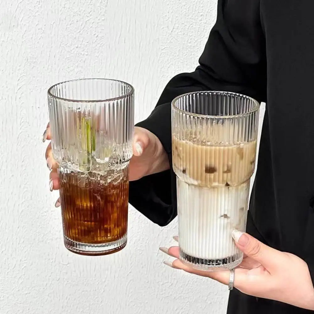 Tasse en verre à rayures verticales