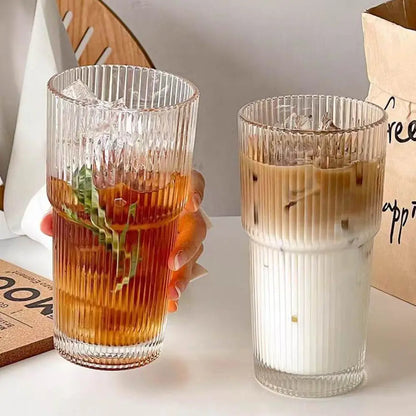 Tasse en verre à rayures verticales
