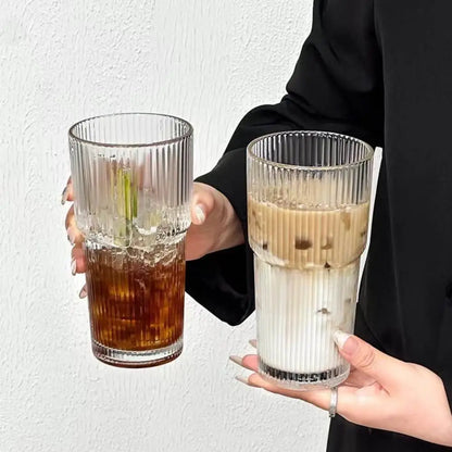 Tasse en verre à rayures verticales